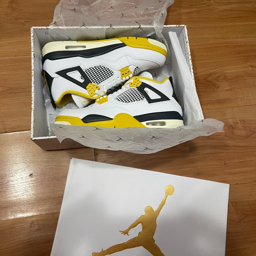 Nike air Jordan IV size men sz 9.5  White Yellow Black Retro Basketball Sneaker